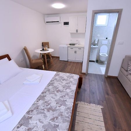 Airport Apartments Tri Hrasta Podgorica Exterior foto