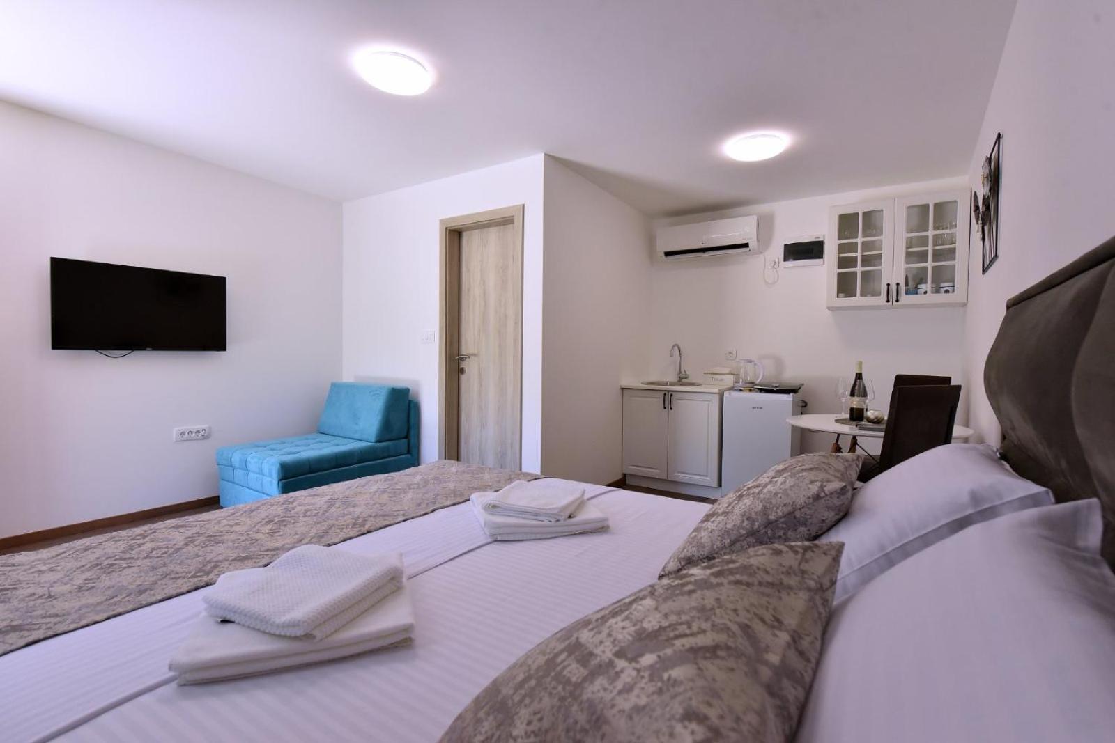 Airport Apartments Tri Hrasta Podgorica Exterior foto