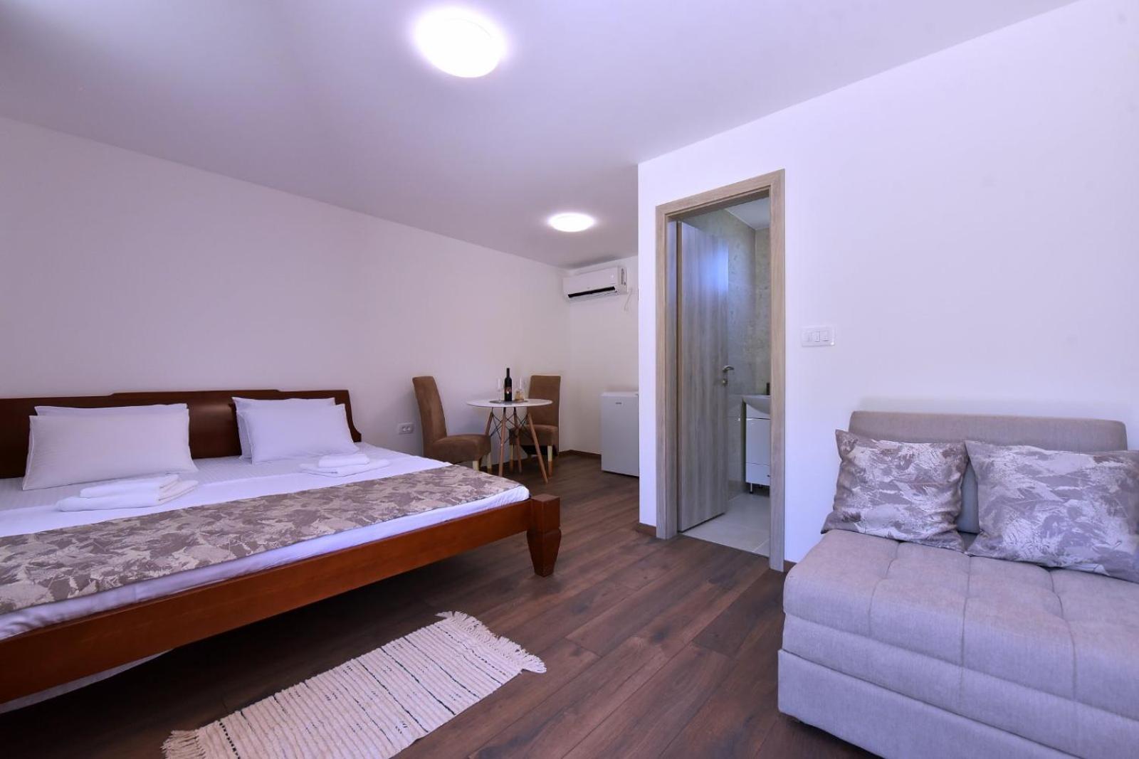 Airport Apartments Tri Hrasta Podgorica Exterior foto